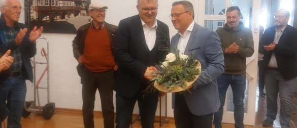 Swen Horstmann (SPD, links) gratuliert seinem Mitbewerber Marco Müllers (parteilos) zum Wahlsieg. - © Michaela Weiße