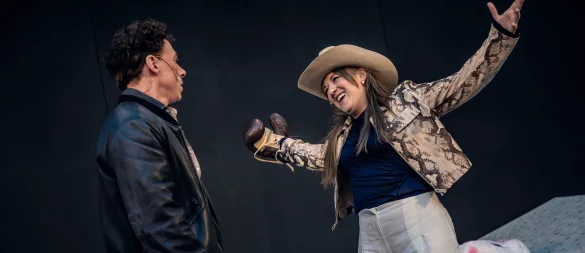 Leonard Lange (Bob) und Ewa Noack (Helena) beweisen eine ungemeinde Bühnenpräsenz. - © Landestheater Detmold / Marc Lontzek