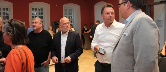 Da war er noch nicht durch: Der amtierende Bürgermeister Frank Hilker (Zweiter von rechts) verfolgt zusammen mit anderen SPD-Mitgliedern die eintreffenden Ergebnisse in der Stadthalle. - © Jana Beckmann