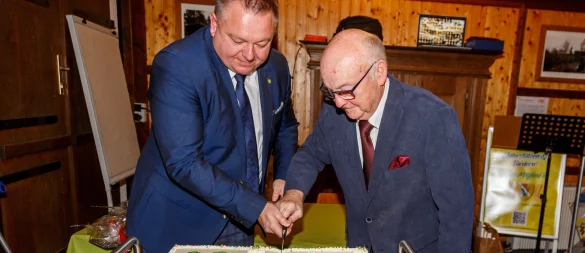 Schneiden gemeinsam den Jubiläumskuchen an: Michal Orman, Bürgermeister der Gemeinde Myslakowice, (l.) und Klaus Fiedler, stellvertretender Bürgermeister der Gemeinde Leopoldhöhe. - © Stefan Diestelhorst