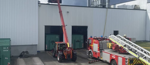 Für die Einsatzkräfte war es recht aufwendig, das Feuer auf dem Firmendach zu löschen. - © Feuerwehr Lage