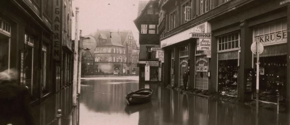 Eine massive Flut wie diese im Jahr 1931 soll Bad Salzuflen möglichst nicht mehr erleben. Damals wurde unter anderem die Altstadt (hier schwimmt ein Boot in der Steege) massiv unter Wasser gesetzt. - © Stadtarchiv Bad Salzuflen