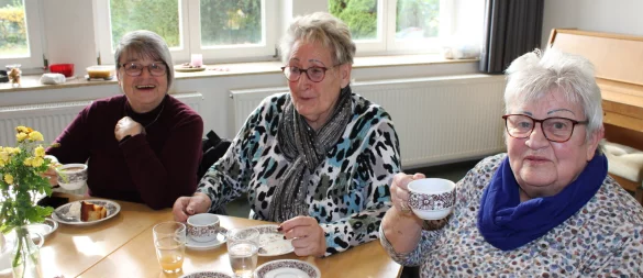 Der Kaffee nach dem Mittagessen darf nicht fehlen. Karin Bachmann (von links), Ella Grote und Helga Voigt genießen die Zeit beim Mittagstisch. - © Raffael Giebel