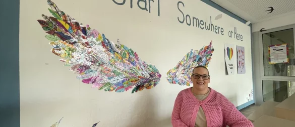 "Start Somewhere or Here" haben Schüler an die Wand der Sekundarschule Blomberg gemalt, vor der Schulleiterin Monika Precker sitzt. Die falsche Schulwahl nach Klasse vier kann verheerende Folgen haben. - © Silke Buhrmester