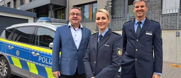 Melanie Ott ist die neue Wachleiterin in Blomberg, hier zusammen mit Landrat Dr. Axel Lehmann (links) als Behördenleiter und Polizeidirektor Christian Peters, Leiter der Direktion Gefahrenabwehr/Einsatz. - © Carolin Brokmann-Förster