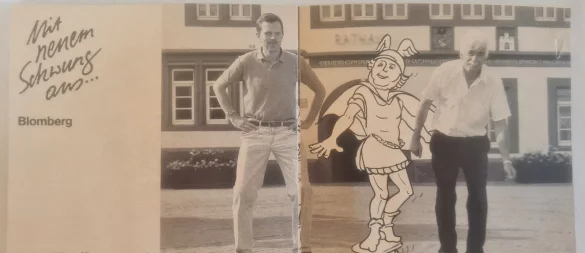 Kreativ kam die Wahlwerbung der FDP für die Kreistagswahl in Lippe daher. Die Montage zeigt den damals 37 Jahre alten Dr. Albert Hüser und den vier Jahre älteren Hans-Adolf Albrecht vor dem Blomberger Rathaus auf Skateboards unter der Überschrift: "Mit neuem Schwung aus Blomberg". - © Repro: Marianne Schwarzer