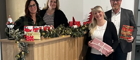 Über die Weihnachtswunsch-Aktion freuen sich Initiatorin Dominique Maria Hoffmann (von links), Petra Utke, Susanne Reineking und Bürgermeister Friso Veldink. - © Gemeinde Dörentrup