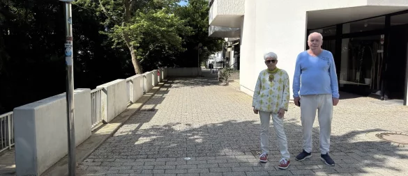 Renée Claudine Bredt und Heinrich Johannhardt stehen an der Bleichstraße vor dem Kurparkcenter. Sie ärgern sich über rüpelhafte Radfahrer. - © Sven Kienscherf