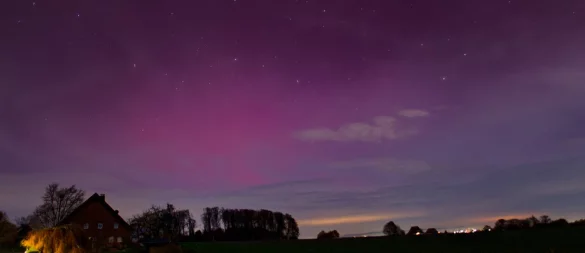 Leser Thomas Ehrich ist es gelungen, die Polarlichter über Bielefeld festzuhalten. - © Thomas Ehrich