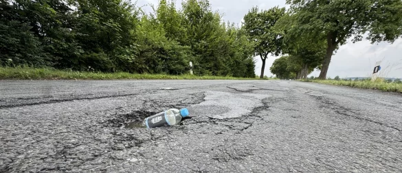 Die Schlaglöcher auf der Lemgoer Straße in Bad Salzuflen sind schon lange ein Ärgernis für viele Autofahrer. - © Sven Kienscherf