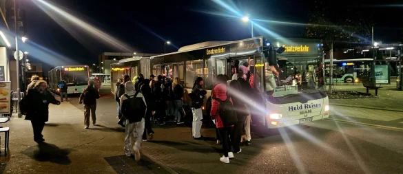 Die Situation rund um den Schienenersatzverkehr von Detmold nach Bielefeld isrt angespannt. Viele Pendlerinnen und Pendler sind genervt. - © Janet König