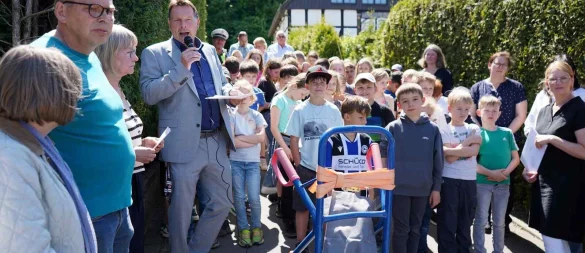 Bürgermeister Frank Hilker freut sich bei der Enthüllung der Stolpersteine in Pivitsheide über den musikalischen Beitrag der Schüler der Kusselberg-Schule. - © Stadt Detmold