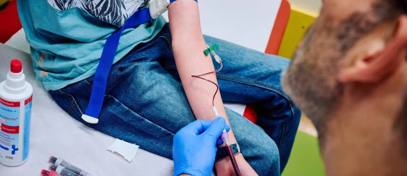Ein Arzt nimmt bei einem Patienten eine Blutprobe. - © picture alliance/dpa