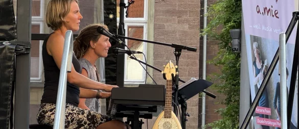 Anne Miebach und Nadine Brokmann sorgen als Duo "a.mie" für beste Unterhaltung auf dem Marktplatz. - © Sandra Castrup