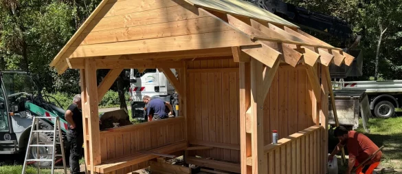 Die Mitarbeiter des Bauhofes haben die neue Birkenhütte aufgebaut. - © Stadt Schieder-Schwalenberg