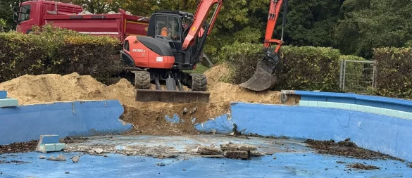 Der Bagger frisst sich durch den Beton und enfernt fachgerecht das marode Schwimmbecken. - © Sandra Castrup