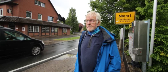 Friedhelm Jasper (SPD) hält den Standort der Matorfer Ortstafel gegenüber dem Gasthof Hartmann (links) für falsch. - © Jens Rademacher