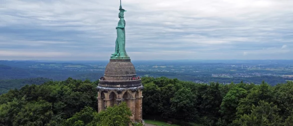 Das Hermannsdenkmal auf der Grotenburg bei Detmold. - © Nicole Ellerbrake