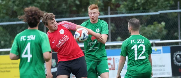 Almenas Ben Eisermann ist umzingelt von drei FCSSW-Akteuren. - © Paul Cohen