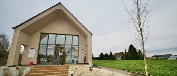 Vor dem auffälligen Praxisgebäude wurde eine künstliche Düne (mit einer Birke mittendrin) aufgeschüttet. - © Apple Photos Clean Up