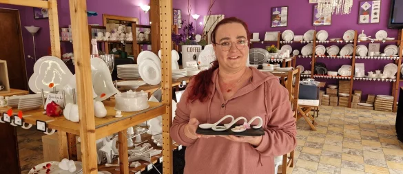 Christina Sudbrock, Leiterin im Factory Outlet von Holst Porzellan an der Langen Straße, präsentiert die The Taste-Löffel. - © Uwe Pollmeier