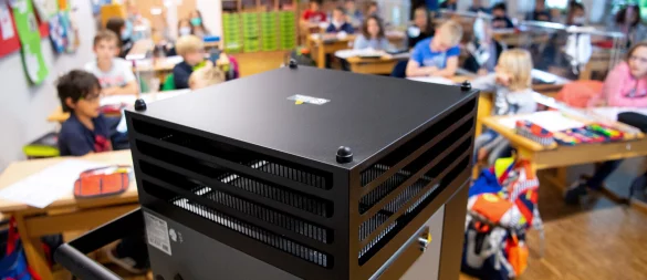 Ein Luftfilter steht in einem Klassenraum einer Grundschule. Ein Bild, das es zuhauf auch in Lippe gab. Doch inzwischen sind die meisten Geräte abgeschaltet und eingemottet. - © picture alliance/dpa