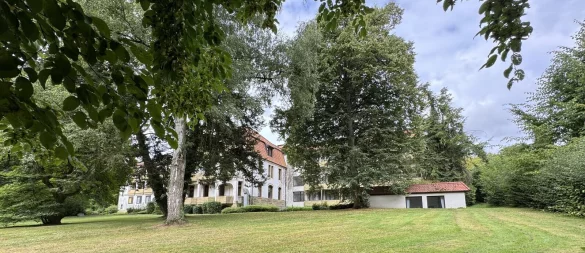 Das Sophienhaus und das dazugehörige Gelände, die mitten im Kurzentrum liegen, sind seit Jahren ungenutzt. - © Sven Kienscherf
