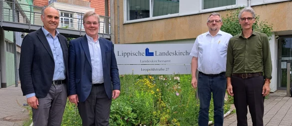 Die Landeskirche zukunfsfähig zu machen, das haben sich (von links) Martin Bock (Juristischer Kirchenrat), Dietmar Arends (Landessuperintendent), Präses Michael Keil und Thomas Warnke (Theologischer Kirchenrat) vorgenommen. - © Carolin Brokmann-Förster