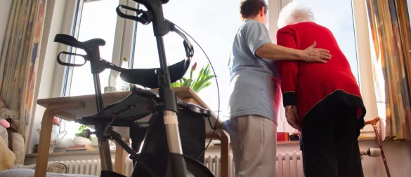 Die Aktivrente soll unter anderem den Fachkräftemangel in der Pflege lindern - doch die Skepsis ist groß. - © dpa