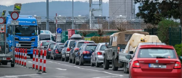 Vor dem Wertstoffhof Mitte stauen sich die Autos manchmal bis zur Herforder Straße. „Service-Stopps“ sorgen nun für zusätzlichen Ärger. - © Andreas Zobe