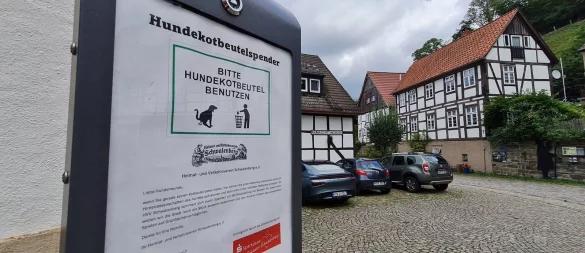 Saubere Sache: Der Heimat- und Verkehrsverein hat mit Hilfe einer Sparkassen-Spende Hundekotspender in Schwalenberg aufgestellt. - © Marianne Schwarzer