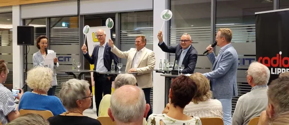 Top oder Flop: LZ-Redakteurin Katrin Kantelberg (links) und ihr Kollege Till Brand (rechts) machen eine Schnellfragerunde mit den Bürgermeister-Kandidaten Dr. Burkhard Pohl (Grüne,von links), Alexander Baer (SPD) und Markus Baier (parteilos, unterstützt von CDU). - © Nadine Uphoff