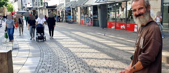 Mark bettelt seit 15 Jahren in der Altstadt, er spricht Menschen an, aber immer humorvoll und freundlich. Kritik an Altstadt-Bettlern findet er zu pauschal, aber es gebe neuerdings einige aggressive. - © Kurt Ehmke