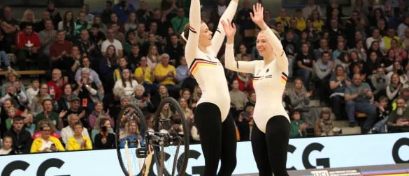 Kim Schlüter (links) und Neele Jodeleit strahlen nach ihrem Auftritt. - © Wilfried Schwarz