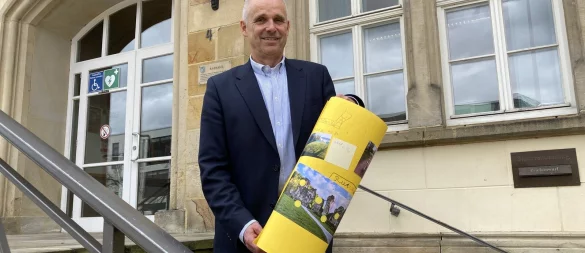 Bürgermeister Heinz-Dieter Krüger hat die Bilder mit Wünschen von Kindergartenkindern für die Stadt aufbewahrt. Am Freitag ist sein letzter Tag im Amt. - © Cordula Gröne