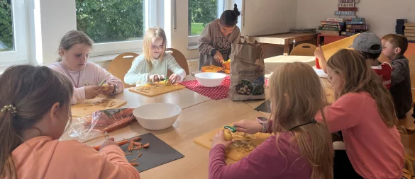 Kinder beim fairen Kochen im Lügder Chilli. - © Zoe Klenke, Stadt Lügde