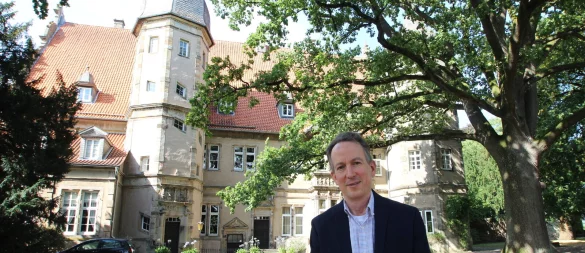 Internationaler Experte für Glaskunst: Dr. Dedo von Kerssenbrock-Krosigk hat seinen Job als Leiter der Glaskunstsammlung im Düsseldorfer Kunstpalast aufgegeben, um auf sein Schloss in Barntrup zu ziehen. - © Jens Rademacher