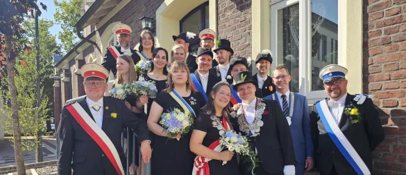 Oberst Michael Krügermeyer-Kalthoff (links), Bürgermeister Matthias Kalkreuter (Zweiter von rechts) und 1. Adjutant und Pressesprecher Björn Cruel (rechts) bilden den Rahmen für den Thron der Schützengilde der Stadt Lage von 1509. Das Königspaar sind Denise Freudenberg und René Altekrüger (vorne). Dahinter stehen Florian Freudenberg, Ellen Drexhage, Moritz Dierks, Sonja Altekrüger, Christoph Schmidt, Sabrina Wall, Erik Freitag, Alexandra Werner, Max Billerbeck und Marisa Freitag. Hinten stehen die Thron-Offiziere Viktor Dück und Dirk Wrede. - © Astrid Sewing
