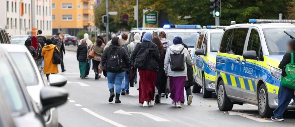 Nach rund drei Stunden verlassen die ersten Schülerinnen und Schüler das abgesperrte Westfalen-Kolleg in Paderborn. - © Niklas Tüns