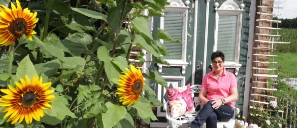 Gerlinde Kersting aus Delbrück hat ihren großen Garten komplett selbst gestaltet und das für wenig Geld. - © Uwe Müller