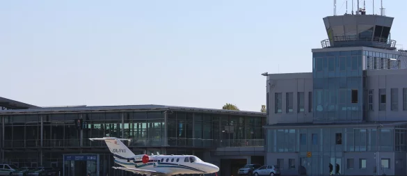 Vom Tower des Flughafens Paderborn/Lippstadt aus sind am frühen Sonntagmorgen Drohnen gesichtet worden. - © Jens Reddeker