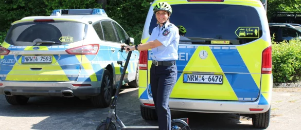 Hat nichts gegen Elektroroller, mahnt jedoch zur Rücksicht und rät entschieden zum Helm: Polizeirätin Julia Breitenstein. Sie ist die Leiterin der Direktion Verkehr in Lippe. - © Annika Langhagel