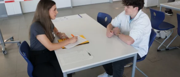 Eine Vertreterin der Firma Isringhausen während des Speeddating-Gesprächs mit dem Schüler Richard Eppinger. - © Hanse-Berufskolleg