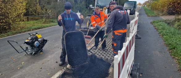Arbeiter machen das Straßenbankett an der Voßheider Straße neu. - © Nadine Uphoff