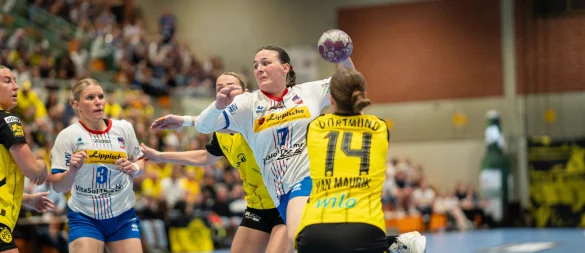 Diana Magnusdottir (HSG Blomberg-Lippe) setzt sich gegen Alieke van Maurik (Borussia Dortmund) beim Torwurf durch. - © Timon Peters