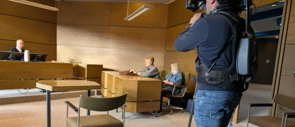 Das Ehepaar P. im Saal 200 des Lemgoer Amtsgerichts, auch ein Kamerateam ist vor Ort. Der stellvertretende Direktor, Richter Ulrich Heistermann (links), führt die Verhandlung. - © Annika Langhagel