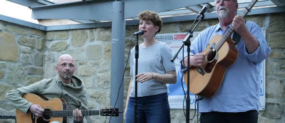 Auftakt der Sommerkonzerte im Hof des Hexenbürgermeisterhauses - mit Martin Moro und dem Duo Madline & Jay (von links). - © Thomas Krügler