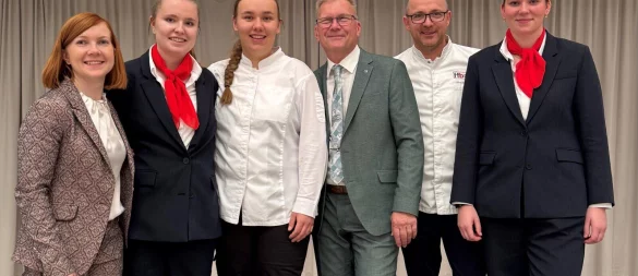 DEHOGA-Lippe-Präsident Holger Lemke (3. von rechts) mit den erfolgreichen Auszubildenden Lina Wattenberg (2. von links), Ruth Schimanski (3. von links) und Vivian Steinmair (rechts) sowie den Mannschaftsbegleitern Anna Katharina Lemke (links) und Arnaud Brun (2. von rechts). - © DEHOGA
