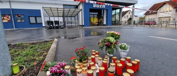 Viele Menschen haben zum Zeichen der Trauer Kerzen und Blumem vor dem Tatort aufgestellt. - © Nadine Uphoff