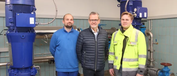 Fabio Baron (von links), Harald Vetter und Lennart Heidemann stehen im Betriebsgebäude der Wasserquelle in Hillentrup. - © Nadine Uphoff